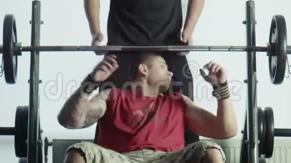 健美运动员用酒吧锻炼身体视频的预览图