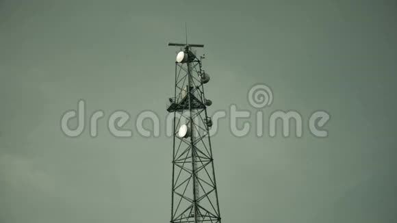 灯塔在海港的灰色天空中气象观测视频的预览图