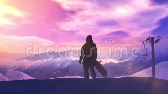 山上一片灿烂的夕阳背景下的滑雪者视频的预览图