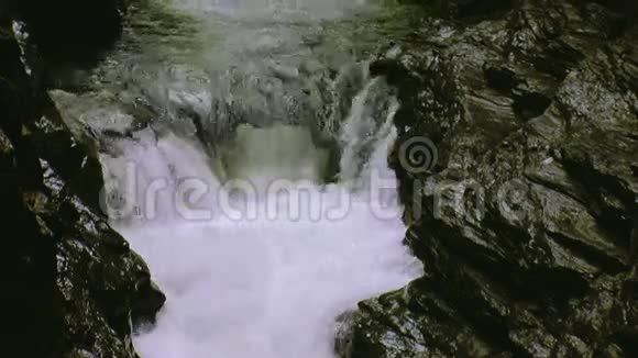 河水从岩石流入洞中飞溅夏日景观自然石头视频的预览图