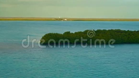 日出时在小岛上停泊的船视频的预览图