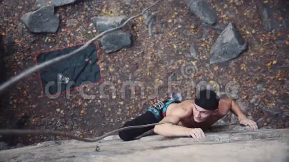 强壮的上身攀岩者崩溃了视频的预览图