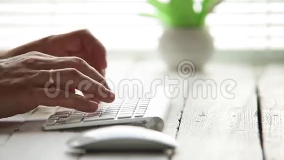 一个男人在现代键盘上打字的加速镜头视频的预览图