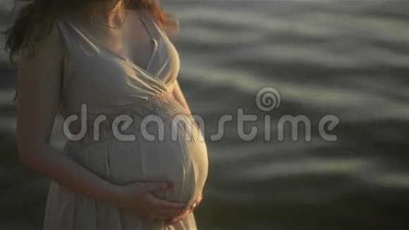 河岸上美丽的孕妇视频的预览图