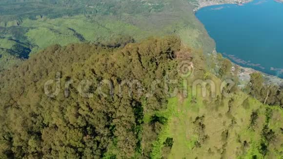 巴厘岛巴图尔火山和湖泊的鸟瞰图视频的预览图
