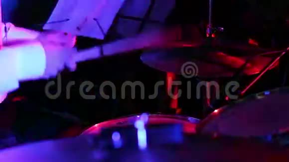 鼓手在迪斯科灯光下演奏视频的预览图