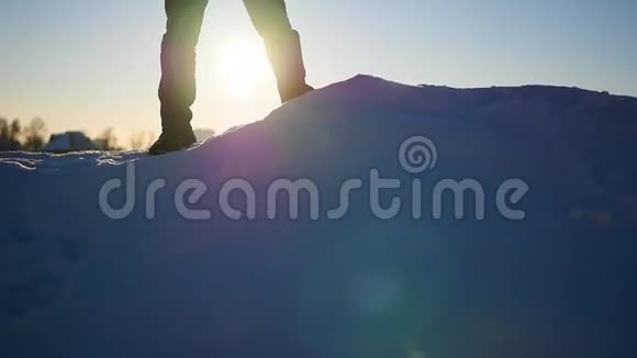 这家伙在一个雪坡上在日落时举起双手下雪的冬天风景户外运动视频的预览图