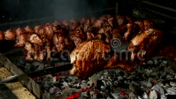 烤猪排和另一种肉视频的预览图