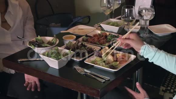 吃美味的中国菜1分之一视频的预览图