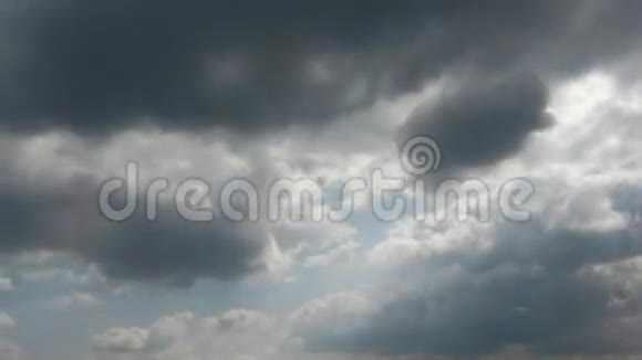 快速风暴云移过天空视频的预览图