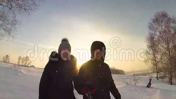 一家人升上雪山冬天的雪景日落时间视频的预览图