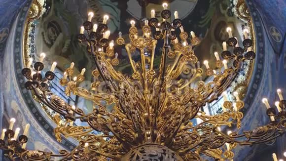 教堂里的吊灯和壁画圣彼得堡大教堂里华丽而古老的雕像4k视频的预览图