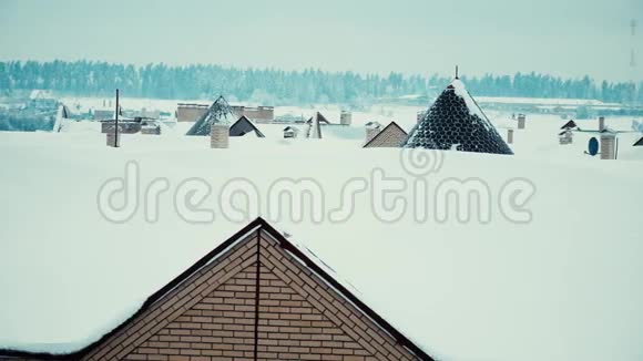 4K平底锅拍摄的冬季住宅屋顶积雪倾斜视频的预览图