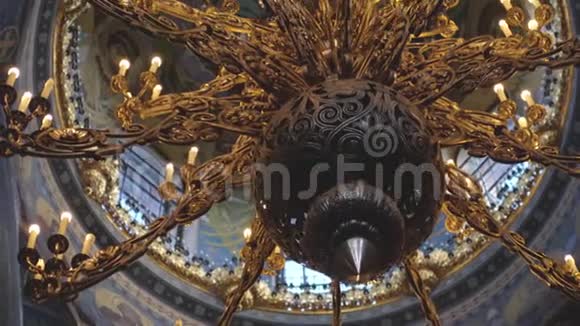 教堂里的吊灯和壁画圣彼得堡大教堂里华丽而古老的雕像4k视频的预览图
