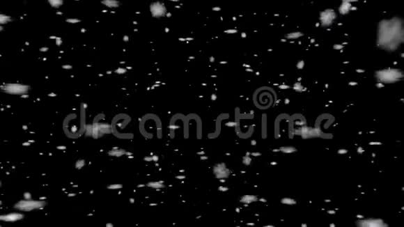 高质量的运动动画为黑色背景下的雪花而忏悔视频的预览图