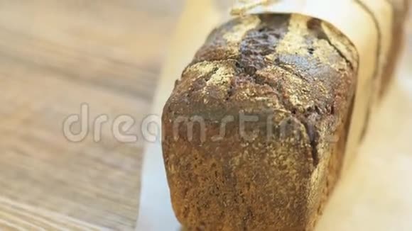 一个全麦面包有细绳的木制背景视频的预览图