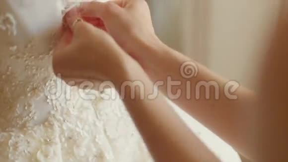 一位伴娘帮着系婚纱视频的预览图