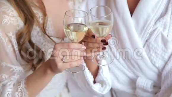 女孩们手里拿着两杯香槟视频的预览图