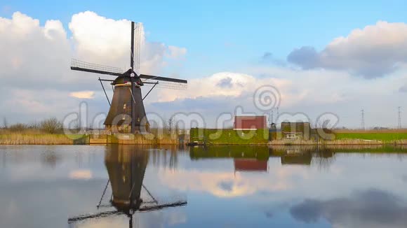 荷兰著名的kinderdijk日落时的风车视频的预览图