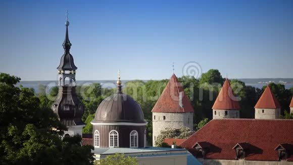 城市全景从一个观察甲板的老城市尖峰教堂和古塔塔林爱沙尼亚视频的预览图
