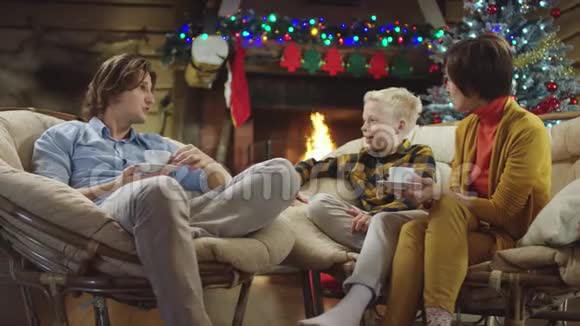 圣诞树和壁炉装饰的家庭对话视频的预览图