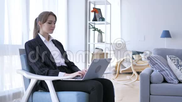 女子完成手提电脑工作后离职视频的预览图