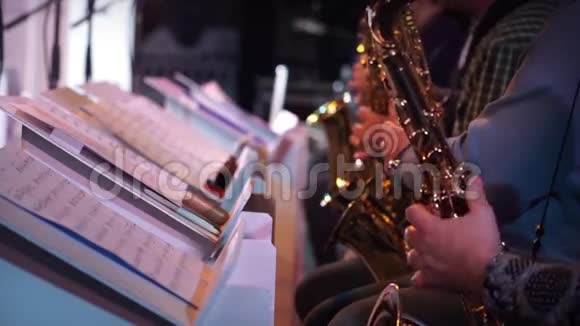 萨克斯管演奏者爵士音乐视频的预览图