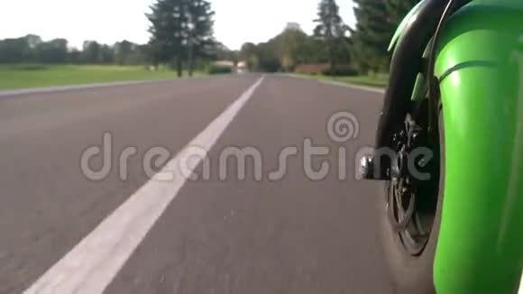 摩托车车轮和沥青背景视频的预览图