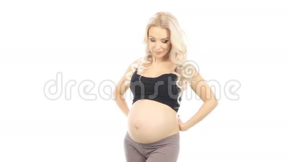 背景上的蓝色婴儿裤怀孕的腹部白色视频的预览图