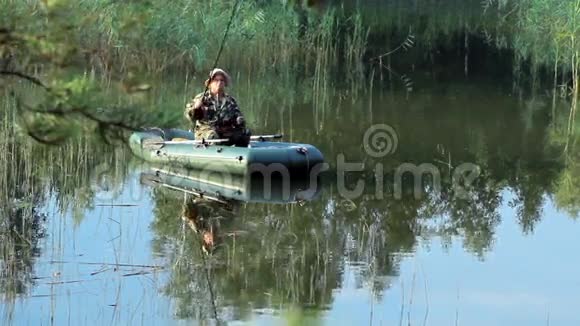 渔夫乘一艘充气船在河上漂浮清晨水上有雾野外活动视频的预览图