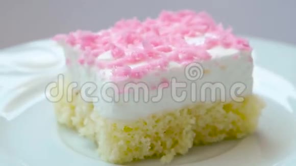 新鲜烘焙的蛋糕粉红色装饰视频的预览图