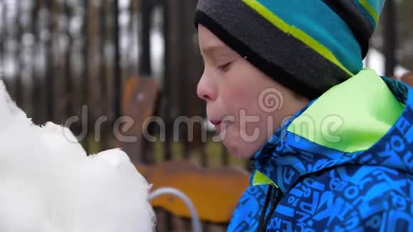 宝宝在公园里吃棉花糖香甜可口的甜点视频的预览图