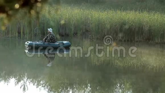 渔夫乘一艘充气船在河上漂浮清晨水上有雾野外活动视频的预览图