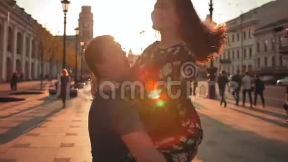 年轻夫妇在日落街跳舞视频的预览图