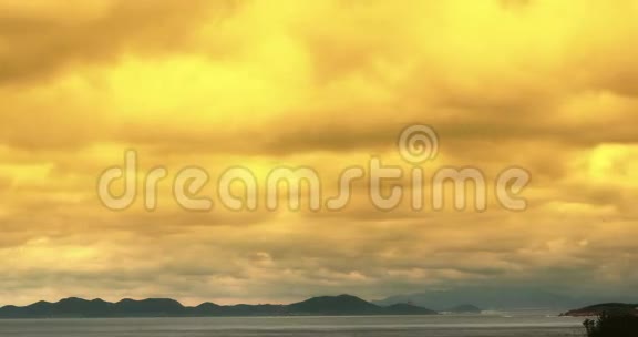 4K海洋黄昏日落黎明天空和海岸黄云景观时间推移视频的预览图