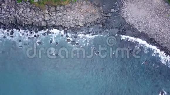波浪的火山海岸鸟瞰图视频的预览图