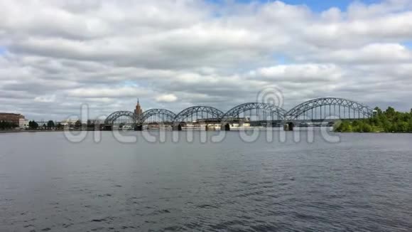 拉托维亚里加铁路桥的多加瓦河和拉脱维亚科学院大楼视频的预览图