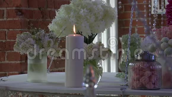 用白花装饰的甜点桌视频的预览图