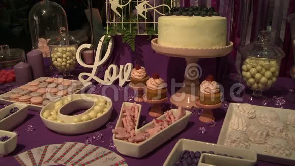 婚礼甜点桌装饰着淡紫色视频的预览图