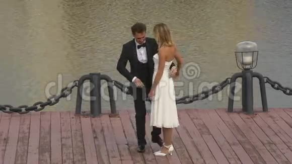 浪漫的新婚夫妇在跳舞视频的预览图