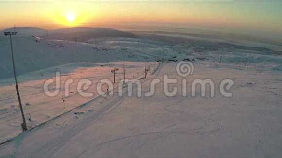 日落时滑雪和雪山鸟瞰视频的预览图