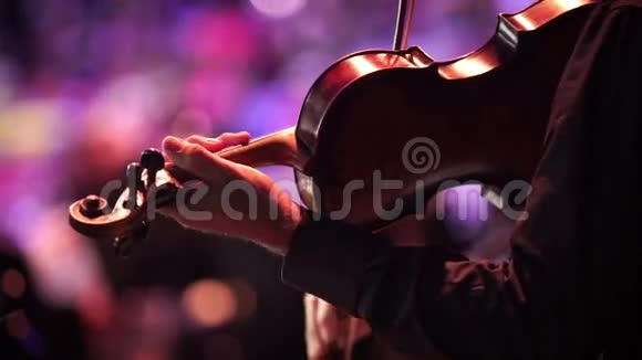 音乐会音乐家手拉小提琴反向特写镜头视频的预览图