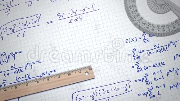 论文学校背景的数学公式和要素视频的预览图