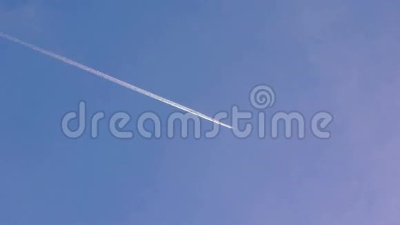 飞机蒸汽路径穿过蓝天视频的预览图