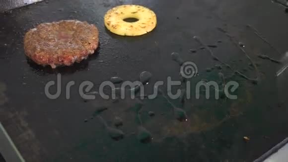 汉堡包切块和菠萝烧烤和烧烤视频的预览图