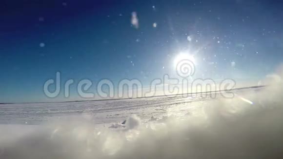 美丽的荒芜的冬季景观雪花在镜头前闪烁视频的预览图