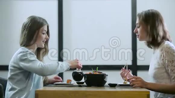 两个女孩在日本餐馆闲聊视频的预览图