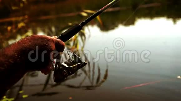 一个业余渔夫手中的旋转棒的慢镜头视频的预览图