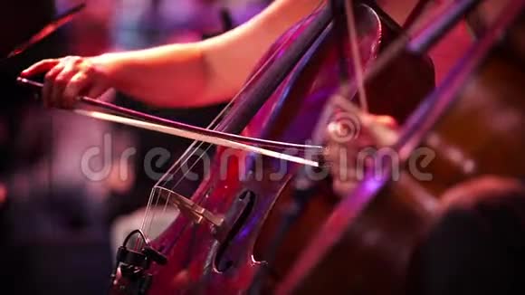 音乐会两个女人演奏大提琴手收起来视频的预览图