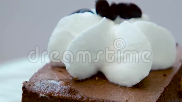 新鲜出炉的奶油巧克力蛋糕视频的预览图